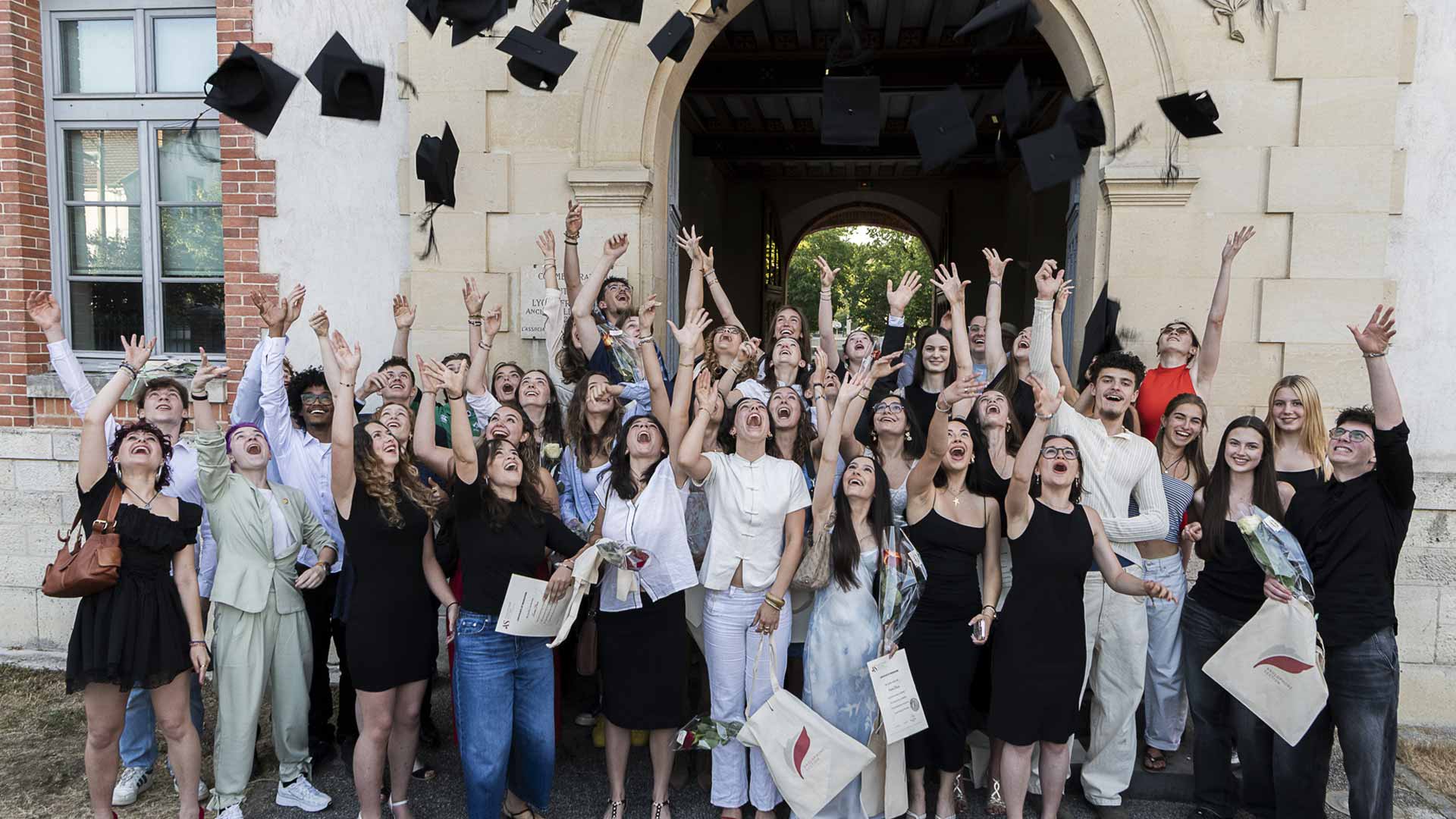 How International Sections Provide Top Education for Expat Children - Fontainebleau International High School – Terminales of the Anglophone Section of the Lycée François 1er in Fontainebleau celebrating their graduation How International Sections Provide Top Education for Expat Children - Fontainebleau International High School – Terminales of the Anglophone Section of the Lycée François 1er in Fontainebleau celebrating their graduation